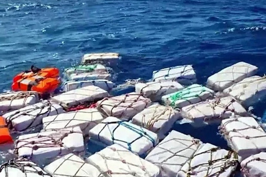 Cảnh sát Italia thu giữ 2 tấn ma túy trôi nổi trên biển