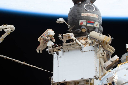Hai phi hành gia người Nga thực hiện chuyến đi bộ ngoài không gian