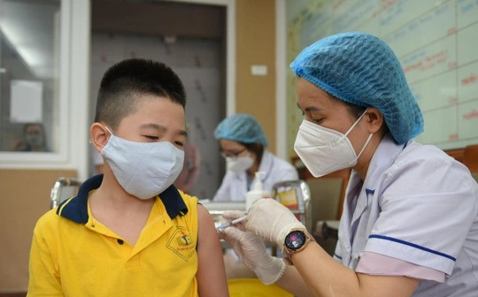 TPHCM đốc thúc tiêm vaccine phòng Covid-19 với học sinh khi dịch trở lại
