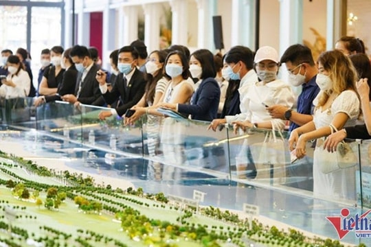 Nhà đất giảm giá 50%, người mua vẫn chờ 'bắt đáy'