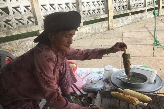 Chuyện tình 'bắp nướng mắm nêm' ven đường phố Tuy Hòa, Phú Yên