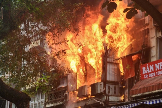 Lửa cháy ngùn ngụt tại ngôi nhà trên phố cổ Hà Nội
