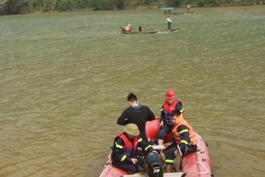 Lật thuyền chở 7 người trên sông Lô