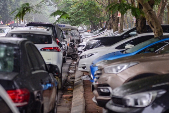 Hà Nội: Kẻ vạch, cắm cọc trên vỉa hè ở 'khu chung cư vạn dân' để cấm đỗ xe