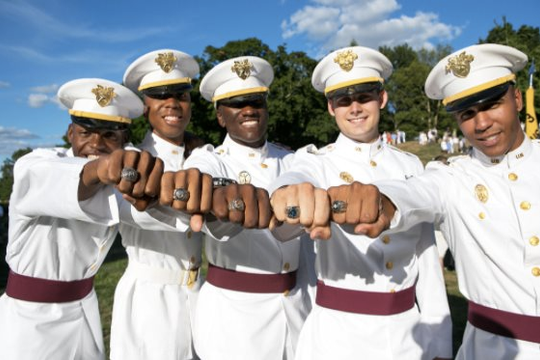 Nhẫn West Point là gì? Tại sao được coi và vua các loại nhẫn Mỹ!