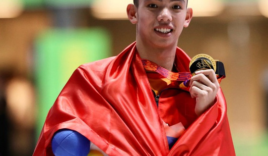 Nguyễn Huy Hoàng cầm cờ đoàn Thể thao Việt Nam tại SEA Games 32