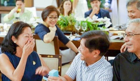 Tổng thống Philippines cầu hôn lại vợ nhân kỷ niệm 30 năm ngày cưới