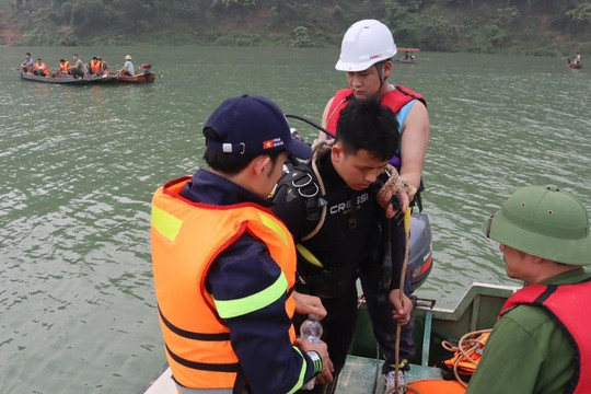 Người nhái lặn tìm nạn nhân mất tích trong vụ lật thuyền trên sông Lô