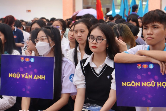 Ngay sau tự chủ, trường đại học 'khóc' vì... tiền!