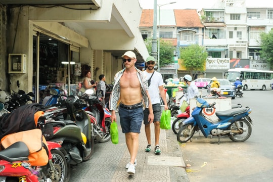 Khách nước ngoài tìm mọi cách để tránh nắng ở TPHCM