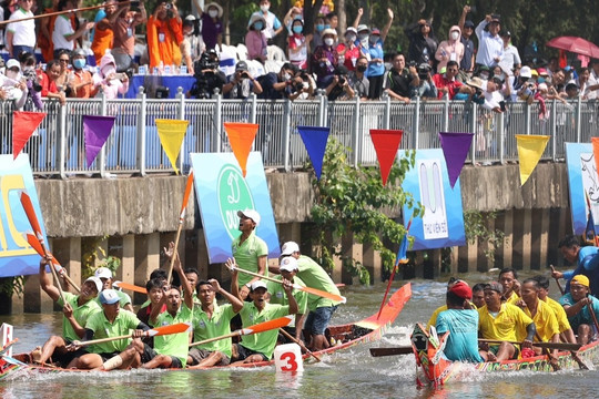 Người dân TPHCM lần đầu tiên xem đua ghe ngo trên kênh Nhiêu Lộc - Thị Nghè