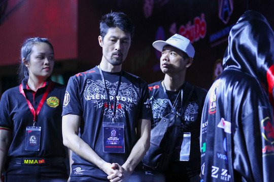 'Gà cưng' của Johnny Trí Nguyễn bại trận tại giải MMA