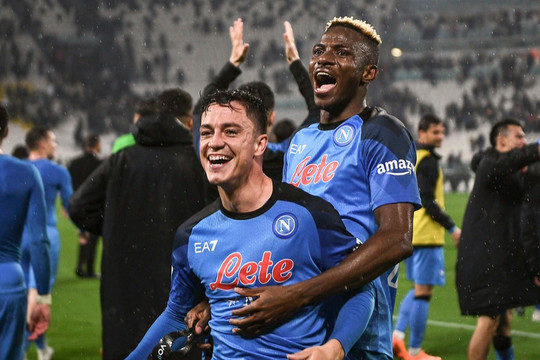 Thắng nghẹt thở Juventus, Napoli chạm tay vào chức vô địch