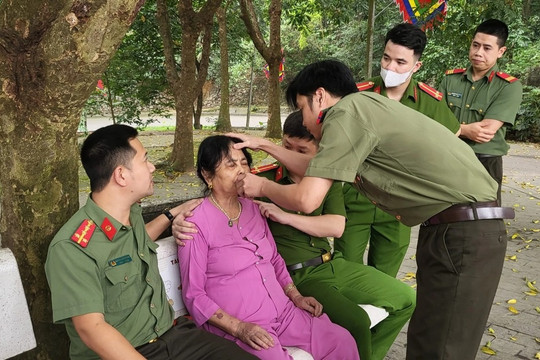 Công an cứu bà cụ 77 tuổi bị ngất xỉu khi đi lễ Đền Hùng