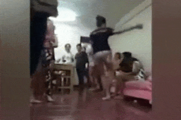 Clip: Vợ "tung cước" đánh bồ nhí của chồng như phim hành động