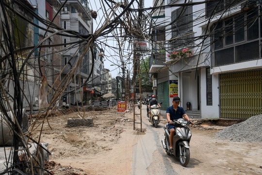 Dây điện, cáp viễn thông chăng 'mạng nhện' khắp đường phố Hà Nội