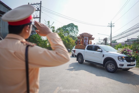 'Anh hãy nghỉ đi, nhiệm vụ có đồng đội anh thay thế, phụng dưỡng cha mẹ đã có em và anh chị'