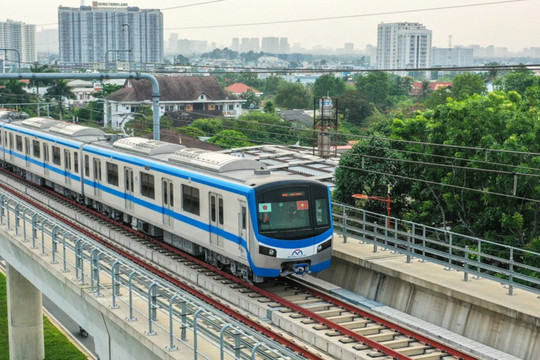 Tàu metro số 1 chạy thử hơn 12km qua nhiều nhà ga trên cao ở TPHCM
