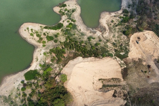 Chây ì di dời bãi cát 'khủng' trong khu bảo tồn thiên nhiên