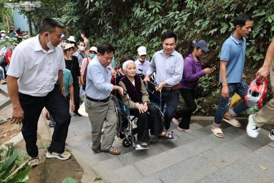 Hai con khiêng mẹ 87 tuổi vượt gần 500 bậc đá lên dâng hương Vua Hùng