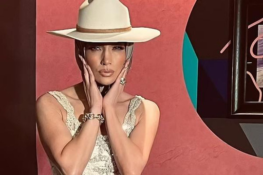 Jennifer Lopez gây sốt với cơ bụng săn chắc ở tuổi 53