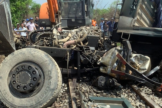 Khánh Hòa: Tàu hỏa tông xe tải, một người tử vong