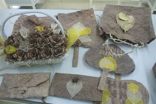 Sáng tạo các sản phẩm bằng giấy từ thân chuối và lá bồ đề khô