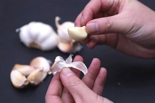 Cứ bỏ tỏi vào ngăn đá và dùng theo cách này lợi ích bất ngờ hương vị thì y nguyên