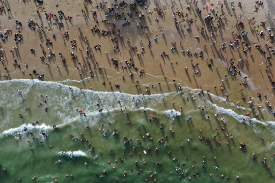 Hàng trăm nghìn người đi chơi biển Vũng Tàu trong hai ngày đầu nghỉ lễ 30/4