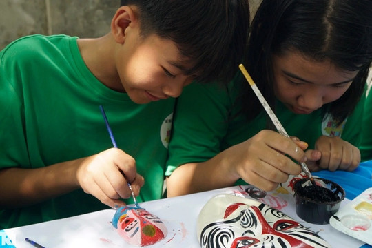 Học sinh trải nghiệm vẽ mặt nạ hát bội Bình Định