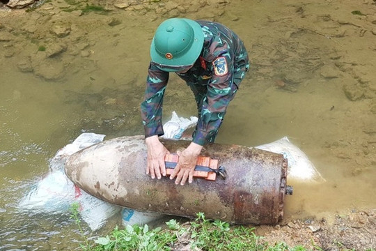 Hà Nội: Phát hiện quả bom nặng hơn 500kg trên sông Đuống