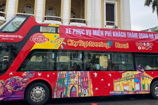Băng rôn chào đón du khách đi xe bus 2 tầng Hà Nội lại sai chính tả