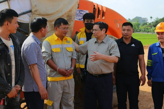 Thủ tướng Phạm Minh Chính kiểm tra tiến độ tuyến cao tốc Bắc - Nam