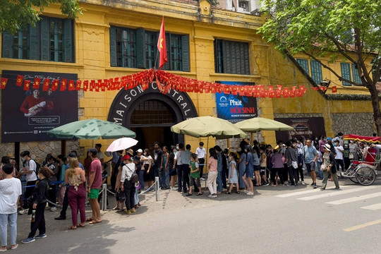 Hà Nội: Nhà tù Hỏa Lò đông nghịt, hàng quán kín chỗ, buýt 2 tầng 'vỡ trận'
