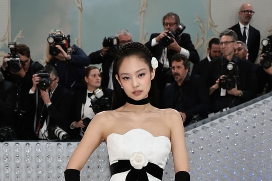 BLACKPINK Jennie lộng lẫy tại Met Gala 2023  