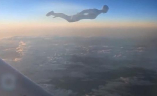 Video: Nữ tiếp viên quay được cận cảnh “người ngoài hành tinh” bay trên bầu trời