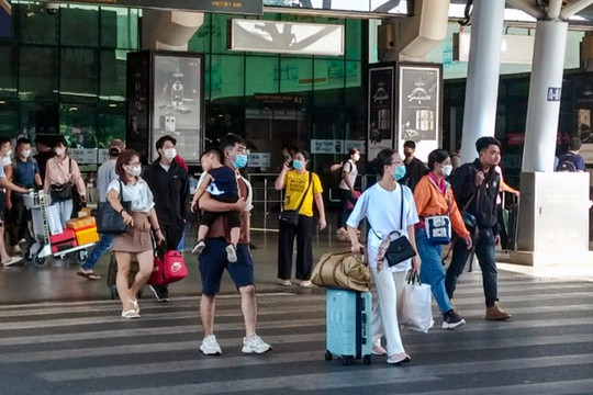 Khoảng 70.000 lượt khách hạ cánh xuống sân bay Tân Sơn Nhất trong ngày 3/5