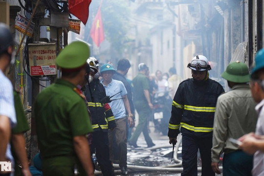 Cháy xưởng gỗ tại Hà Nội, lửa bốc cao lan sang nhà dân