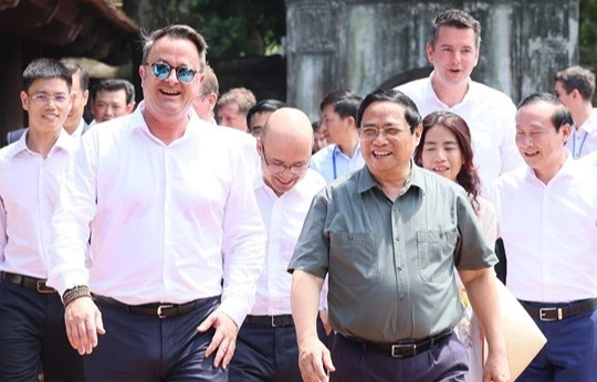 Thủ tướng Luxembourg ngưỡng mộ nền văn hiến Việt Nam khi thăm Văn Miếu