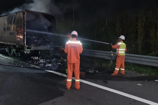 Xe tải bốc cháy dữ dội trên cao tốc Trung Lương - Mỹ Thuận