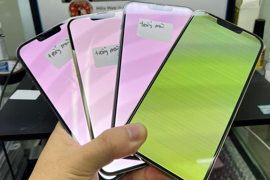 Thợ Việt học được cách 'câu dây', cứu iPhone 13 Pro Max xanh màn hình