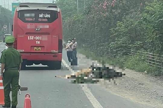 Hà Nội: Cô gái trẻ tử vong sau va chạm với xe khách trên đường cao tốc
