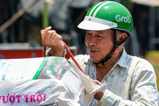 Người lao động mướt mồ hôi mưu sinh dưới cái nắng như rang ở Hà Nội