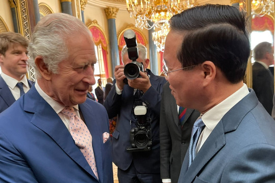 Chủ tịch nước Võ Văn Thưởng gặp Vua Charles III tại cung điện Buckingham