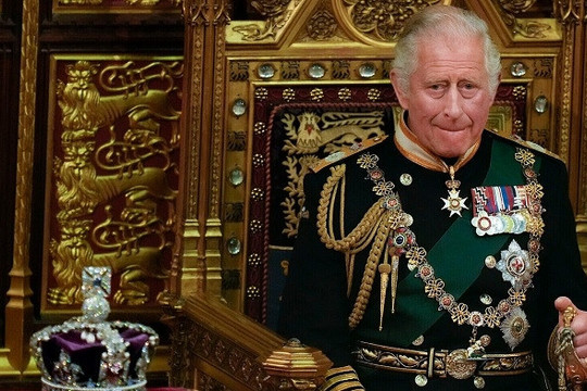 Vua Charles III đội vương miện, chính thức đăng quang