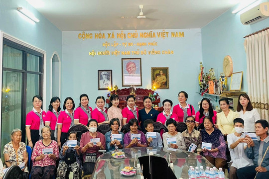 Tặng quà cho 20 gia đình phụ nữ kiều bào có hoàn cảnh khó khăn tại Thủ đô Viêng Chăn