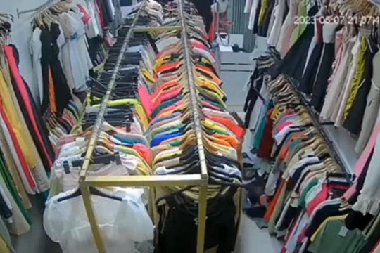 Không chịu đổi hàng sale, nhân viên bán quần áo bị khách đánh túi bụi
