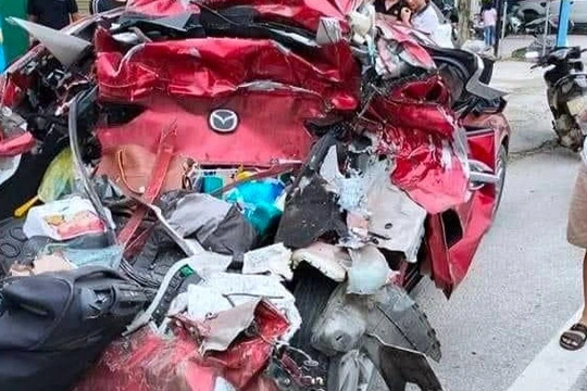 Xe Mazda bị tông cực mạnh khi chờ đèn đỏ, 2 người thoát chết may mắn