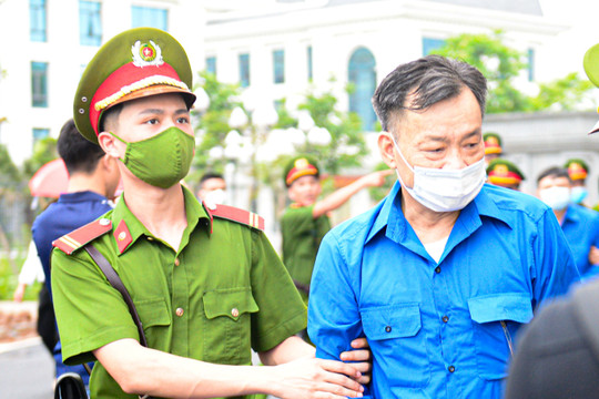 Cựu Chủ tịch Bình Thuận Nguyễn Ngọc Hai và đồng phạm bị dẫn giải đến toà
