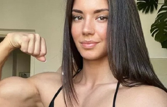 Cô gái gốc Nga gây bão mạng vì khuôn mặt xinh đẹp nhưng thân hình lực sĩ